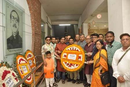 বঙ্গবন্ধুর প্রতিকৃতিতে ডিইউজের শ্রদ্ধা