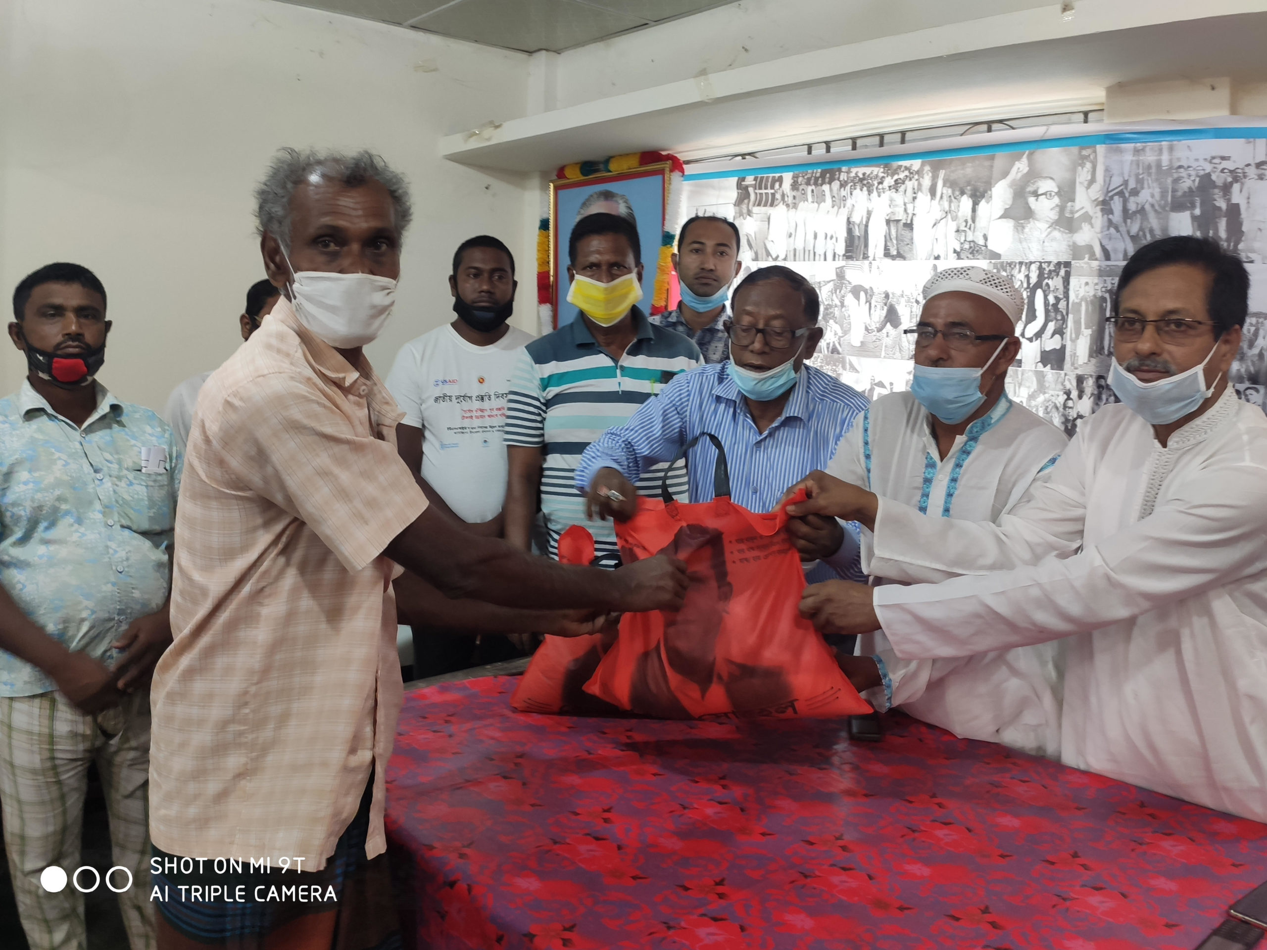 দাকোপে অসহায় ৬০০ পরিবারকে ত্রান সহায়তা দিলেন শেখ সোহেল