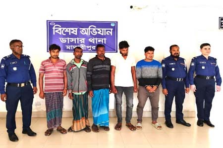 ডাসারে পুলিশের অভিযানে ৫ জুয়াড়ি আটক