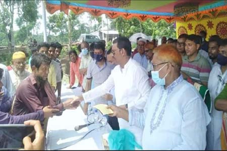 নগরকান্দায় সংসদ উপনেতার পক্ষে ডেউটিন ও নগত অর্থ বিতরণ