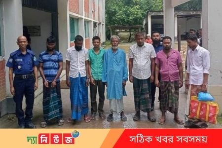 তাসের মাধ্যমে জুয়া খেলার অপরাধে আটক
