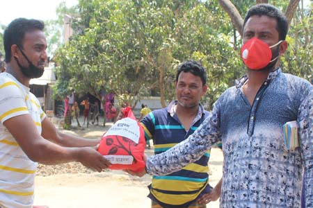 ধামইরহাটে বাড়ী বাড়ী গিয়ে ছাত্রদলের ত্রান-সামগ্রী বিতরণ