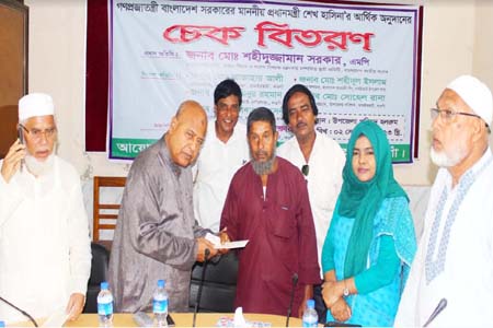 ধামইরহাটে প্রধানমন্ত্রীর আর্থিক অনুদানের চেক পেল অসহায় রোগীরা