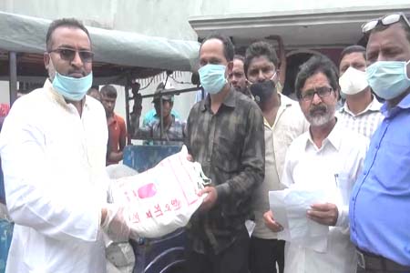 দিনাজপুর উপশহরে ঈদ উপহার ও খাদ্য সামগ্রী বিতরণ