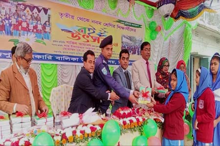 প্রধানমন্ত্রীর অঙ্গীকার নতুন বছরের প্রথম দিন বই বিতরণ