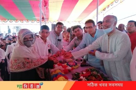 ১৫০০ শিক্ষার্থীর মাঝে বঙ্গবন্ধুর অসমাপ্ত আত্মজীবনী বিতরণ  