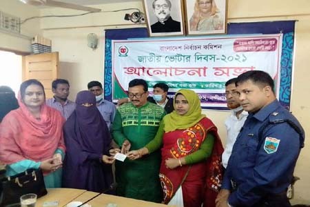 নন্দীগ্রামে জাতীয়  ভোটার দিবস-২১ পালিত  ও স্মার্ট কার্ড বিতরণ