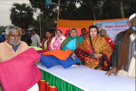 ডুমাইনে কম্বল বিতরন