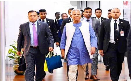 ঢাকায় ফিরেছেন প্রধান উপদেষ্টা