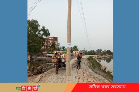 পাইকগাছায় রাস্তার মাঝে বৈদ্যুতিক খুঁটি