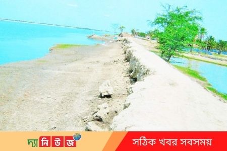 ঘূর্ণিঝড় অশনির প্রভাবে বেড়িবাঁধ ভেঙে যাওয়ার আতঙ্কে