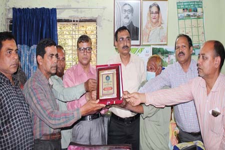 ধামইরহাটে বনবিভাগের বনপ্রহরী আব্দুল গফুরকে অবসর জনিত বিদায় সম্মাননা