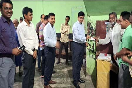 মুজিব দেখতে ৩০০ কর্মকর্তা নিয়ে সিনেমা হলে ফরিদপুরের ডিসি