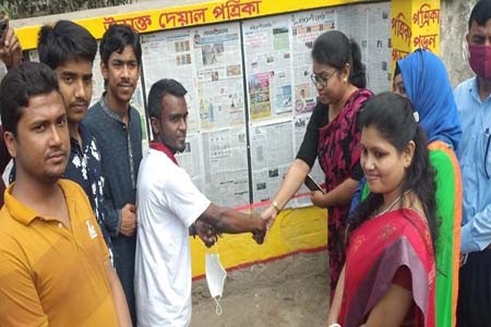  চরভদ্রাসনে পত্রিকা পাঠের উন্মুক্ত দেয়াল স্থাপন করল একতাবদ্ধ সংগঠন
