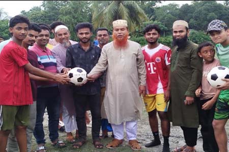 ফায়েকুজ্জামানের ফুটবল বিতরণ