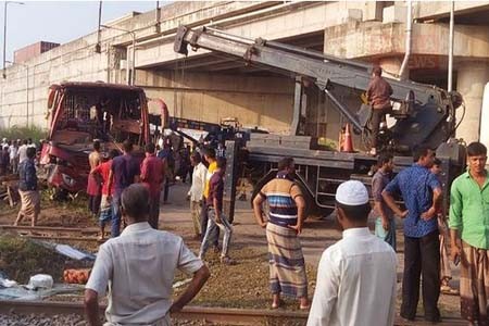 ট্রেনের সঙ্গে বাসের সংঘর্ষ