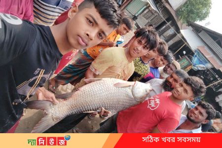 মধুমতি নদীতে ২১কেজি ওজনের রুই মাছ শিকার