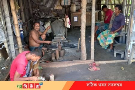 ঈদুল আযহা উপলক্ষে টুং টাং শব্দে মুখর কামারশালা