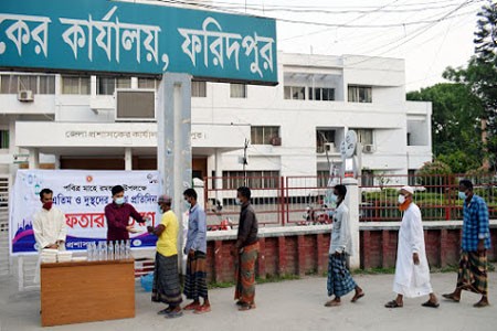 অনন্য এক উদ্যোগ ডিসির; এতিম ও দুঃস্থ রোজাদারদের জন্য ইফতারী