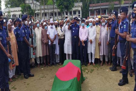 ধামইরহাটে রাষ্ট্রীয় মর্যাদা ও হাজারো মানুষের ভালবাসায় কবরে শায়িত হলেন বীর মুক্তিযোদ্ধা ফরমুদ হোসেন