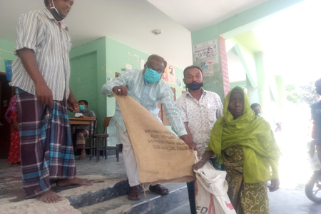 ফুলবাড়ীতে ২৫০ জন অসহায়-দরিদ্রদের মাঝে চাল বিতরণ