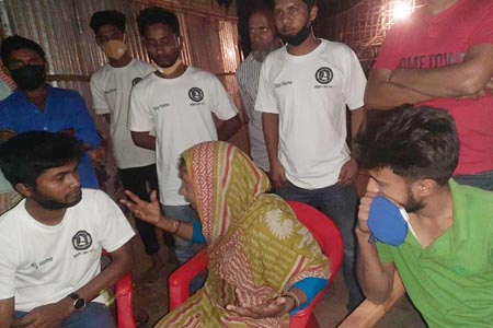 কুড়িগ্রামে ট্রাক চাপায় নিহত রিক্সা চালক সাইফুলের পরিবারের পাশে ছাত্রলীগ