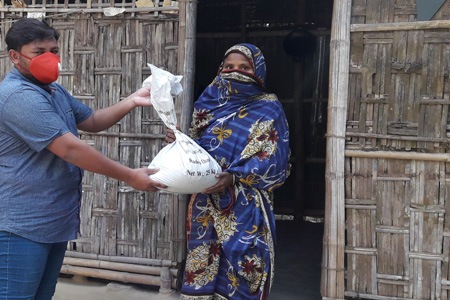ফুলবাড়ীতে অসহায়দের মাঝে ত্রাণ বিতরণ