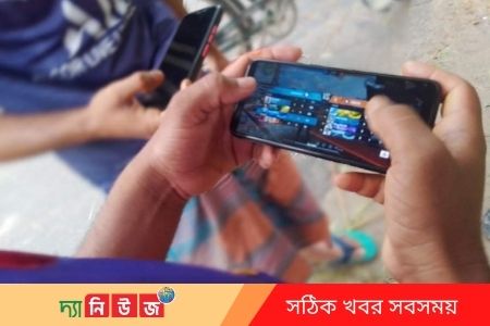 কুড়িগ্রামে পাবজি ও ফ্রি-ফায়ার গেম এ আসক্ত হচ্ছে তরুণরা