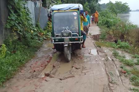গন্ধখালী সড়কের বেহালদশা খানাখন্দ ও কাঁদায় যানবাহন চলাচলের অনুপযোগী