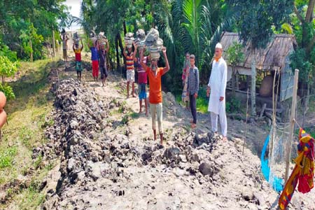 পাইকগাছার গড়ইখালী খুদখালীর ভাঙ্গন কবলিত এলাকায় বিকল্প বেড়িবাঁধ নির্মাণ; ঝুঁকিমুক্ত এলাকাবাসী