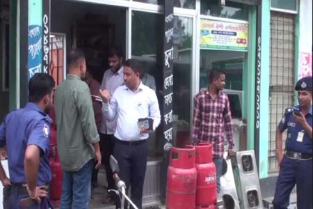 অতিরিক্ত মূল্যে গ্যাস সিলিন্ডার বিক্রি