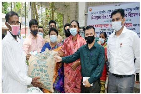 গৌরনদীতে বিনামূল্যে সার ও বীজ বিতরণ