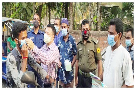 গৌরনদীতে চায়ের দোকানীর দুই হাজার মাক্স বিতরণ