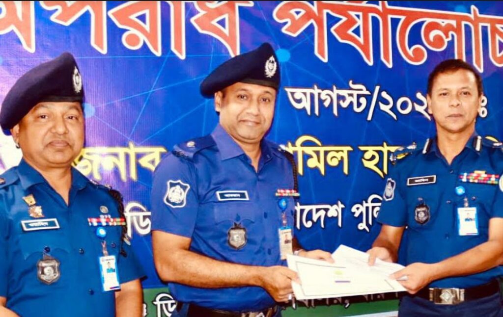 গৌরনদী মডেল থানার ওসি বরিশাল জেলায় ৯ বার ও রেঞ্জে দ্বিতীয়বার শ্রেষ্ঠ ওসি নির্বাচিত