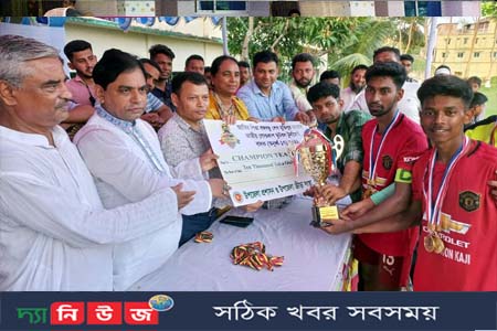গৌরনদীতে ফুটবল টুর্নামেন্টের পুরস্কার বিতরণ