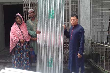 গৌরনদীতে অগ্নিকান্ডে ক্ষতিগ্রস্ত পরিবারের মাঝে নগদ অর্থ ও গৃহ নির্মাণের ঢেউটিন প্রদান