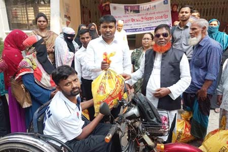 প্রতিবন্ধীদের মাঝে ইফতার সামগ্রী বিতরণ