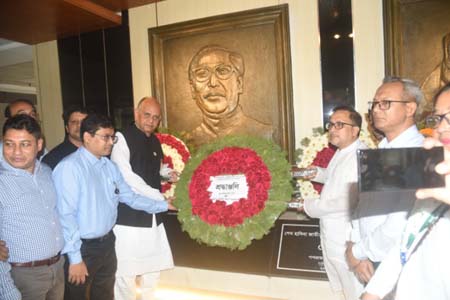 জাতির পিতার ১০৪তম জন্মবার্ষিকীতে স্বাস্থ্যমন্ত্রীর পুষ্পস্তবক অর্পণ