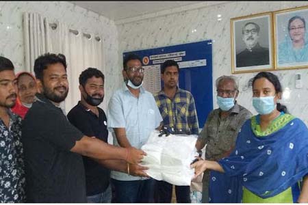পাইকগাছা উপজেলা প্রশাসনের পক্ষ থেকে আওয়ামী লীগ নেতৃবৃন্দদের মাঝে স্বাস্থ্য সুরক্ষা সামগ্রী প্রদান