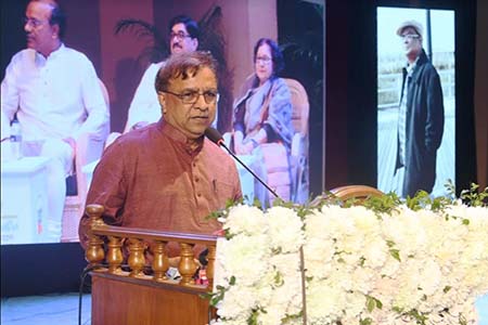 পাঠককে মন্ত্রমুগ্ধ