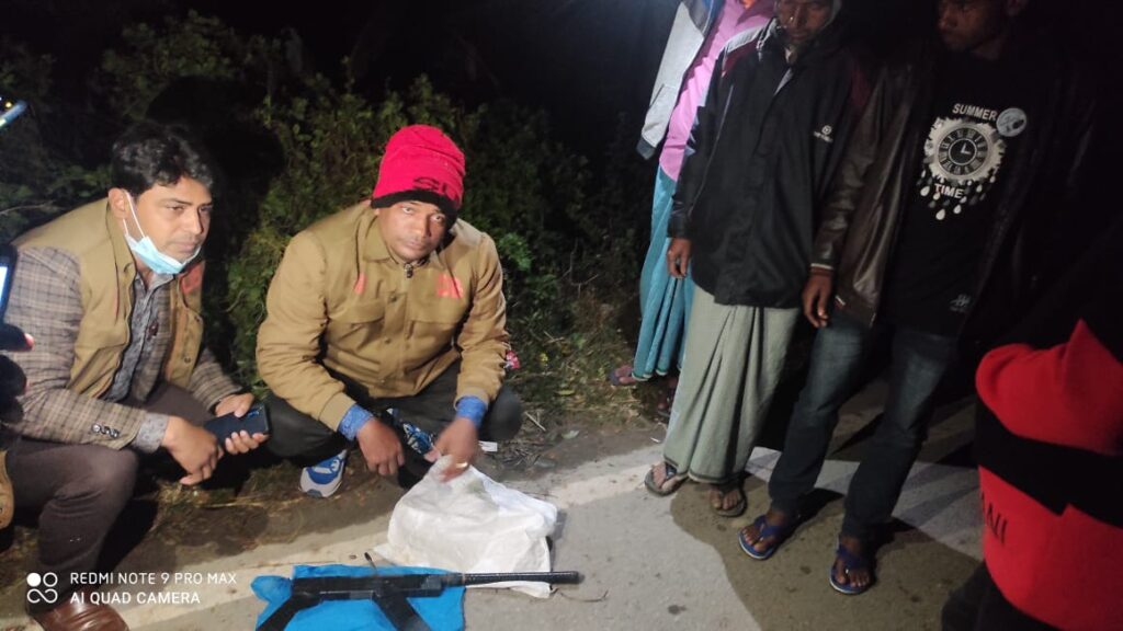 কোম্পানীগঞ্জে রাস্তার পাশে থেকে আগ্নেয়াস্ত্র-ককটেল উদ্ধার