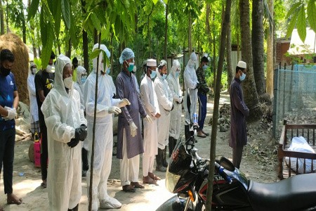 আগৈলঝাড়ায় করোনা আক্রান্ত নারীর লাশ দাফন সম্পন্ন করেছে বারপাইকা আল মদিনা যুব ফাউন্ডেশন