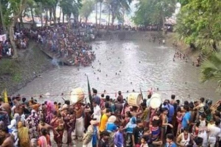 করোনা মহামারিতেও ওড়াকান্দি ঠাকুরবাড়িতে হাজারো মানুষের পূণ্য স্নানোৎসব