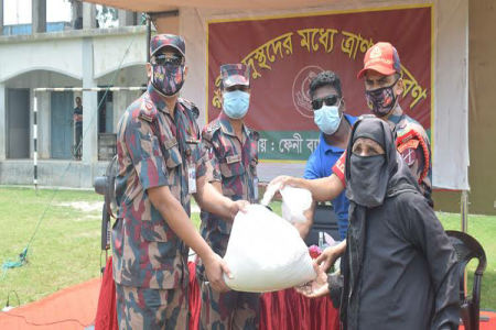 ফেনীতে বিজিবি’র ত্রাণ পেল হতদরিদ্ররা