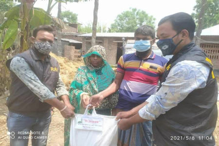 ঝিনাইদহ কালীগঞ্জে চুরি হওয়া সেই শিশুটির বাড়িতে ঈদ উপহার পৌঁছে দিল র‌্যাব