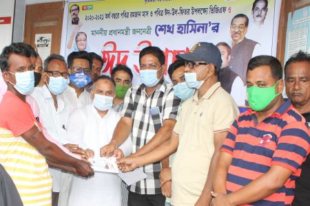 আগৈলঝাড়ায় প্রধানমন্ত্রীর ৭হাজার ২শ ৫০জন দুঃস্থর ঈদ শুভেচ্ছার অর্থ বিতরণ উদ্বোধন