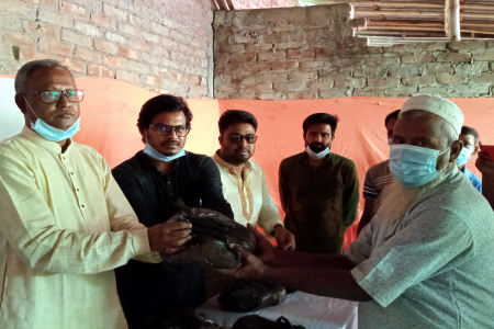 রাণীনগরে ঈদ সামগ্রী পেল টমটম ও ভটভটি শ্রমিকরা