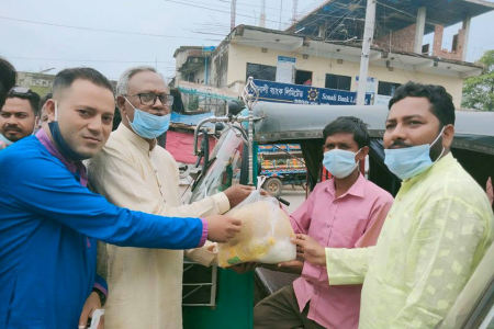 রাণীনগরে সিএনজি শ্রমিকদের মাঝে ঈদ সামগ্রী বিতরণ
