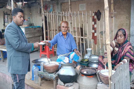 ৩৫ বছর ধরে সুস্বাদু চিতই পিঠা তৈরি করছেন সিদ্দিকুর ও জরিনা দম্পতি