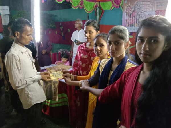 নগদ অর্থ বিতরণ